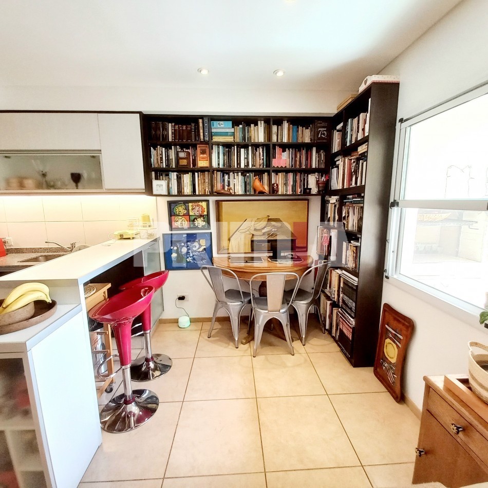 Departamento en venta de dos ambientes en San Fernando. Impecable y super luminoso. Con balcon , parrilla y cochera cubierta.