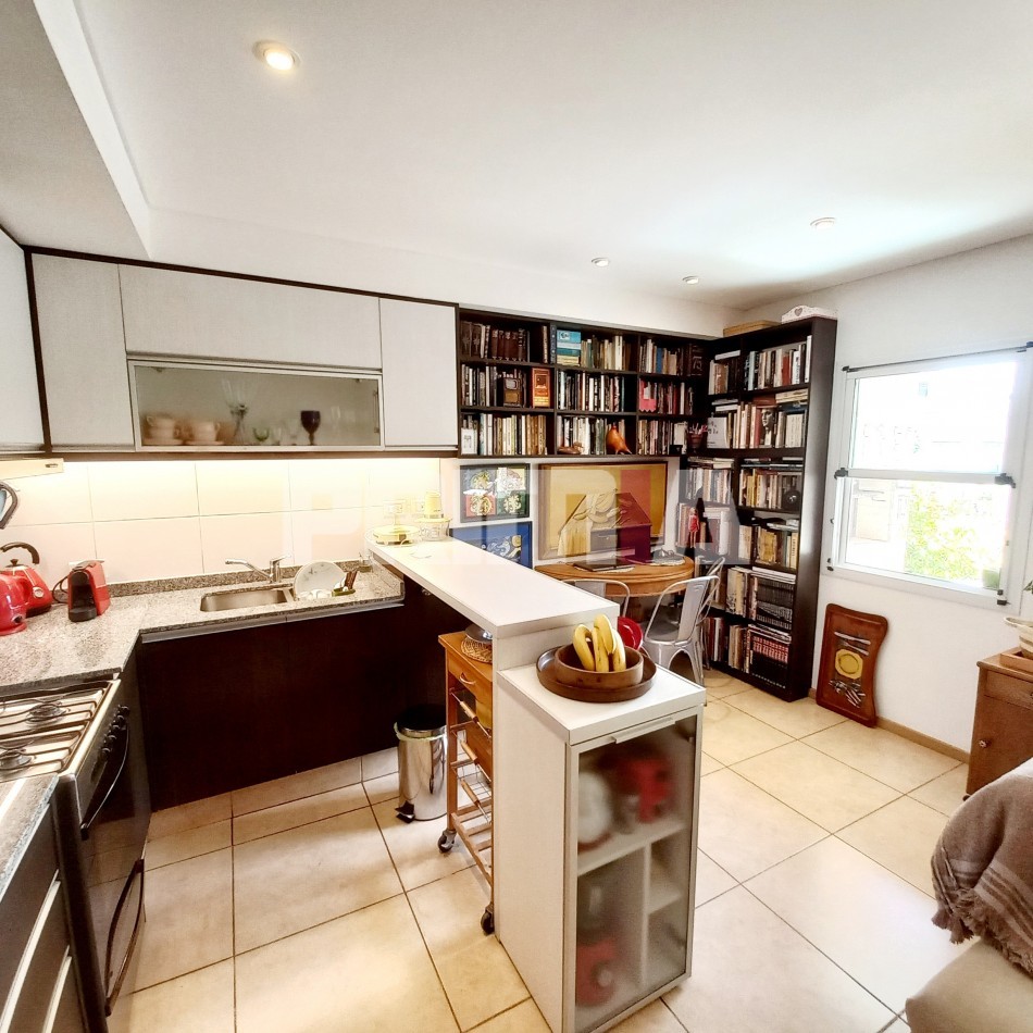 Departamento en venta de dos ambientes en San Fernando. Impecable y super luminoso. Con balcon , parrilla y cochera cubierta.